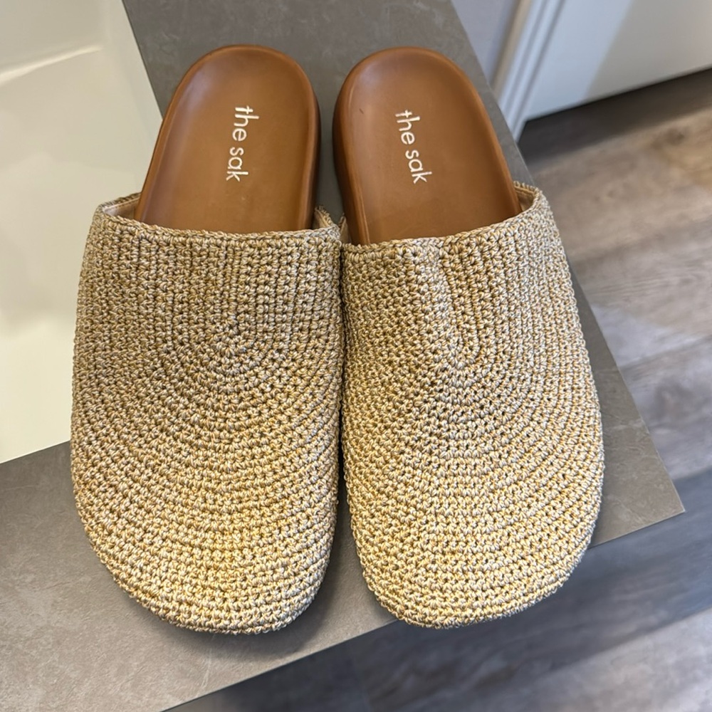 The Sak slip on clogs with ran top 
Woman’s size 9
